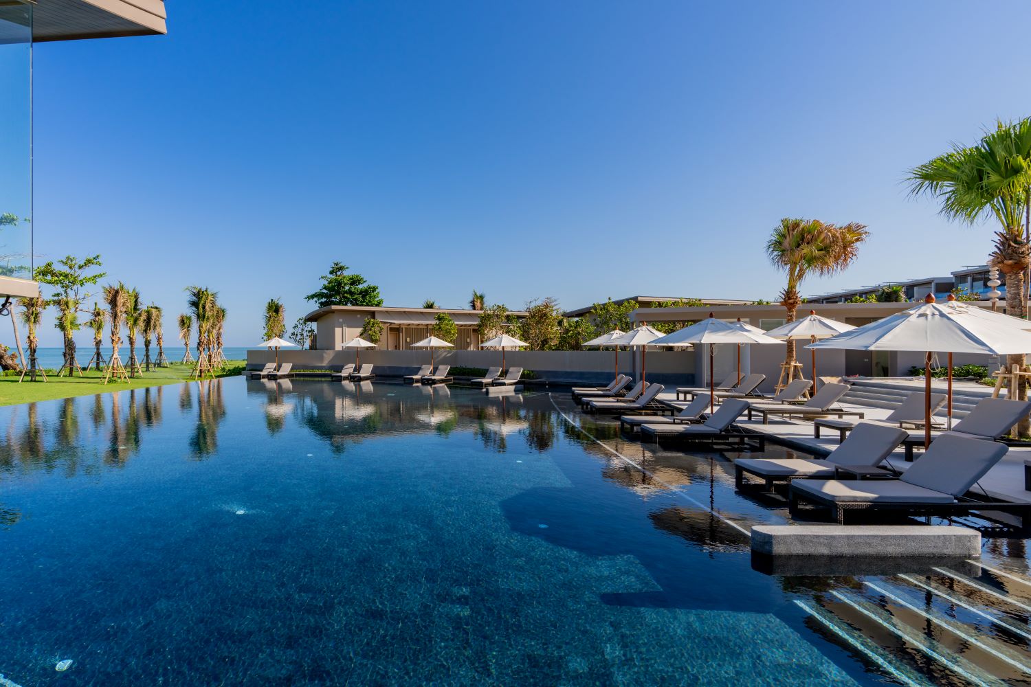   Beachfront Pool 